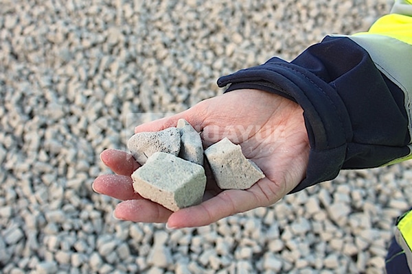Foam glass gravel showing particle size and open-cell or closed-cell grade differences